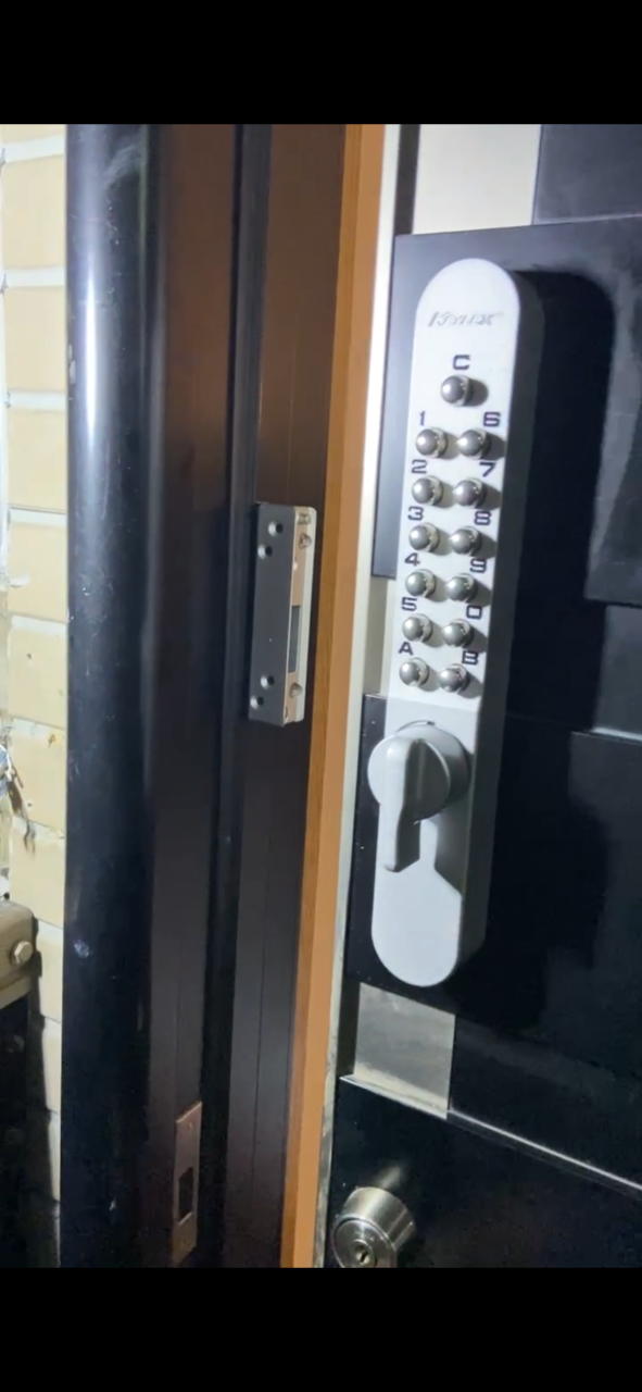【台東区浅草】キーレックス（ボタン式）暗証番号錠の設置　民泊用