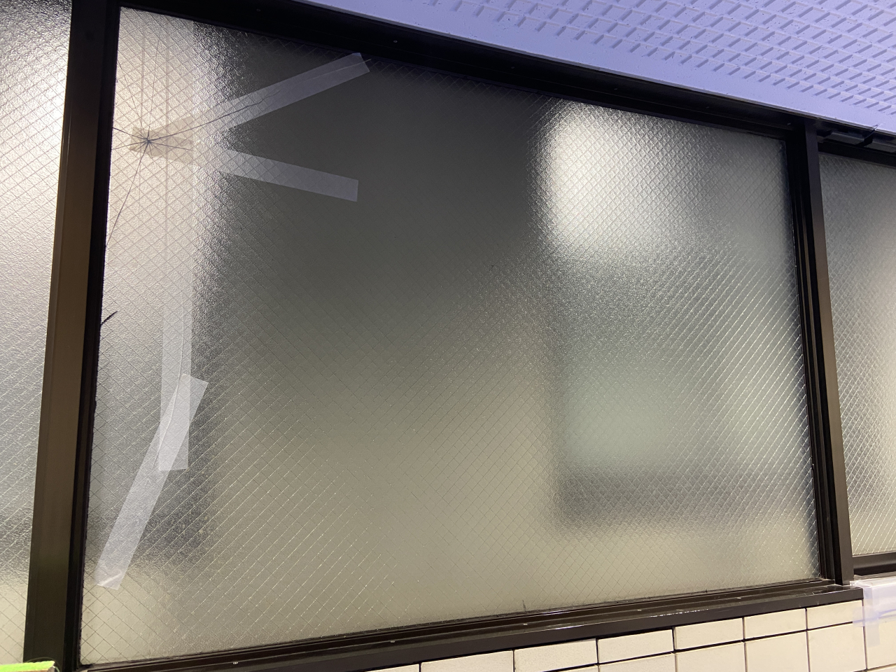 【東京都千代田区】マンション廊下横はめ殺し窓ガラス交換
