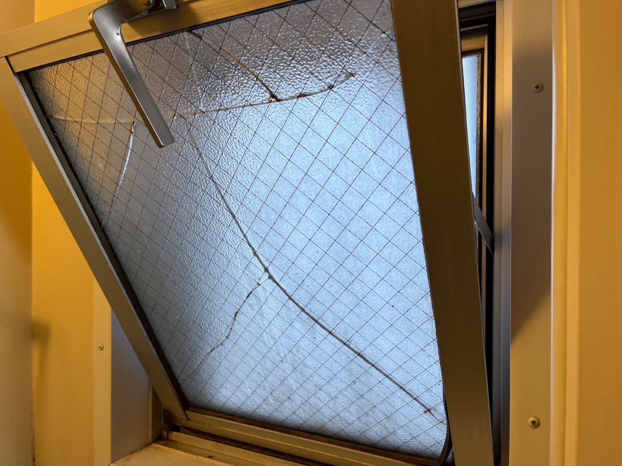 【江戸川区】トイレ窓ガラス交換（滑り出し窓）